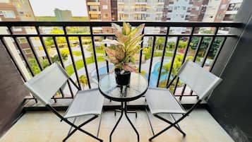 Signature Condo, 2 Bedrooms, Non Smoking, Kitchenette | Balcony