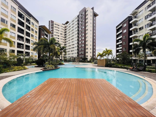 Una piscina al aire libre