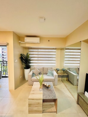 Signature Condo, 1 Bedroom, Non Smoking, Balcony | Living room