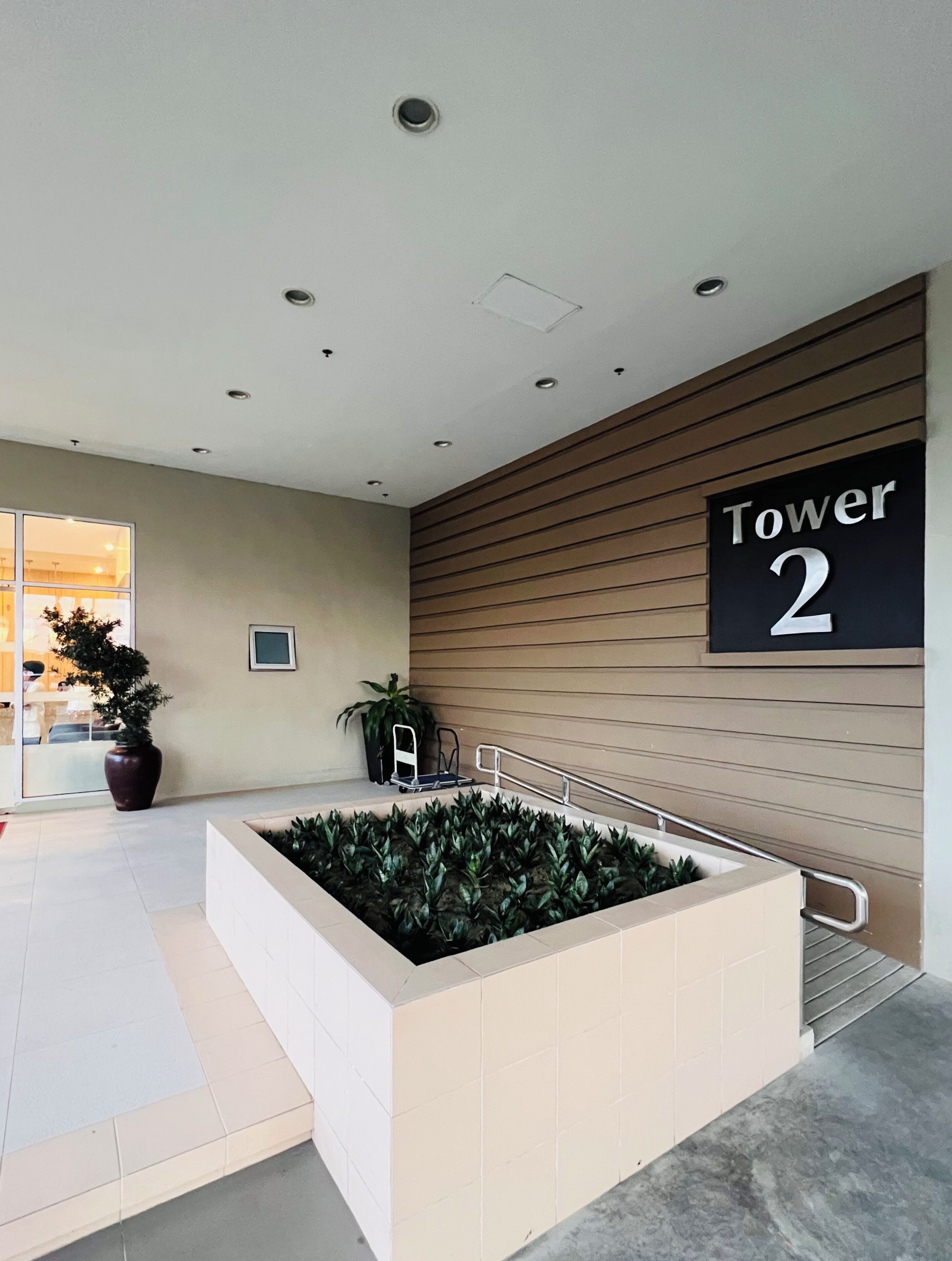 Un interior moderno con un letrero que dice "Tower 2".