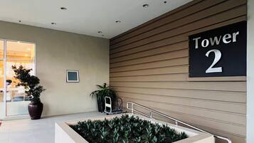 Een modern interieur met een bord waarop 'Tower 2' staat.