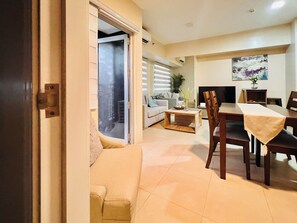 Signature Condo, 1 Bedroom, Non Smoking, Balcony | In-room dining