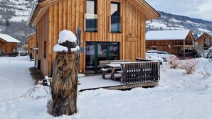 Una cabaña de madera con una entrada espaciosa y un cartel que indica que es el 'Wurzbacht Lodge'.