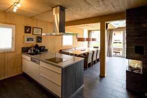 Kylskåp, mikrovågsugn, ugn och diskmaskin