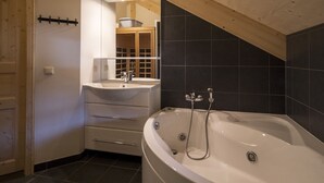Un baño con bañera, lavamanos y espejo.