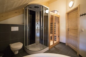 Douche, sĂšche-cheveux, serviettes fournies