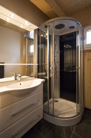 Een douche, een haardroger, handdoeken