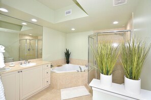 Shower, jetted bath, hair dryer, towels - The Anchor Bay Retreat (Stuart)