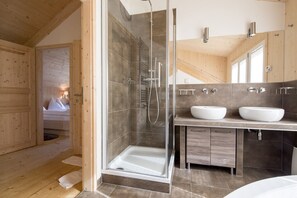 Een douche, een haardroger, handdoeken