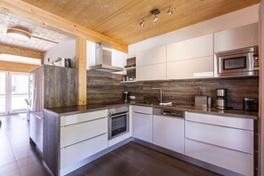 Kylskåp, mikrovågsugn, ugn och diskmaskin
