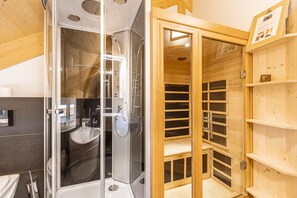 Shower, hair dryer, towels