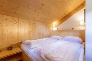 4 bedrooms, iron/ironing board, bed sheets