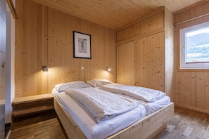 5 bedrooms, bed sheets