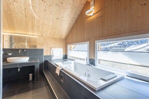 Een douche, een haardroger, handdoeken