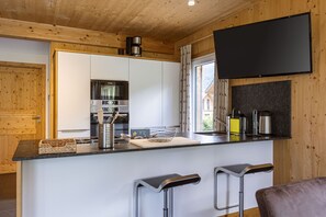 Een koelkast, een magnetron, een oven, een vaatwasser