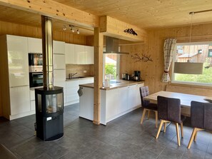 Wasserkocher mit Kaffee-/Teezubehör, Kühlschrank, Mikrowelle, Ofen