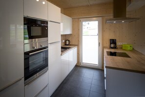 Kylskåp, mikrovågsugn, ugn och diskmaskin