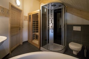 Shower, hair dryer, towels - Chalet # 63a with 4 Bedroom, IR sauna & Whirlpool (St. Georgen am Kreischberg)