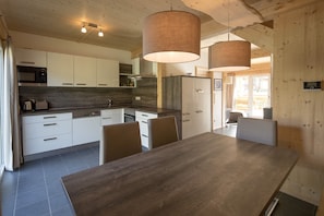 Kühlschrank, Mikrowelle, Ofen, Geschirrspüler