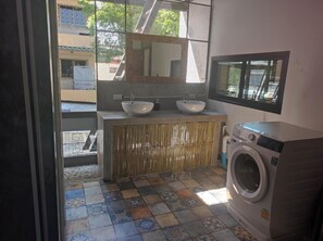 Hair dryer, slippers, towels, soap - TarTar&Nay Hostel (Chiang Mai)