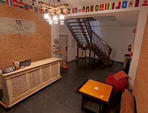 Reception - TarTar&Nay Hostel (Chiang Mai)