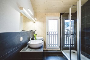 シャワー、ヘアドライヤー、タオル