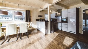 Una cocina moderna con armarios de madera y electrodomésticos de acero inoxidable.