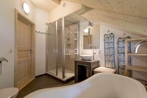 Douche, sĂšche-cheveux, serviettes fournies