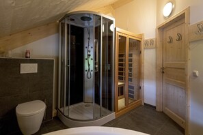 Een douche, een haardroger, handdoeken