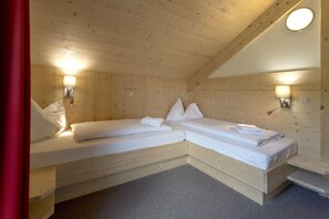 5 bedrooms, bed sheets