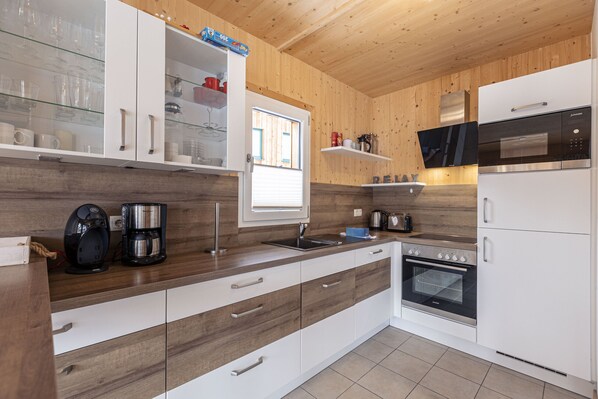 Kylskåp, mikrovågsugn, ugn och diskmaskin