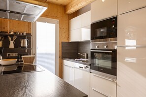 Een koelkast, een magnetron, een oven, een vaatwasser