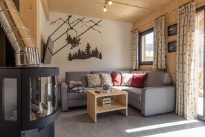Una televisión, una chimenea