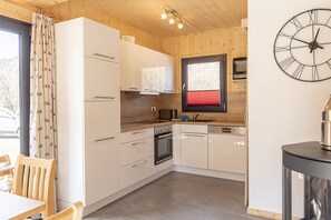 Frigorífico, horno, placa de cocina y lavavajillas