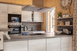 Een koelkast, een magnetron, een oven, een vaatwasser