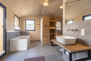 Een douche, een haardroger, handdoeken