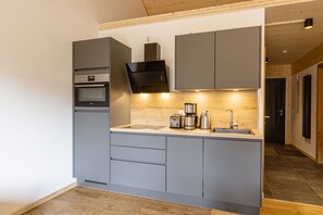 Refrigerador, horno, lavavajillas y cafetera y tetera