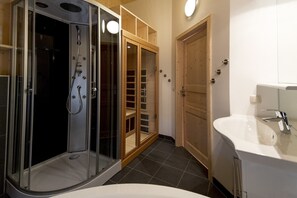 Shower, hair dryer, towels
