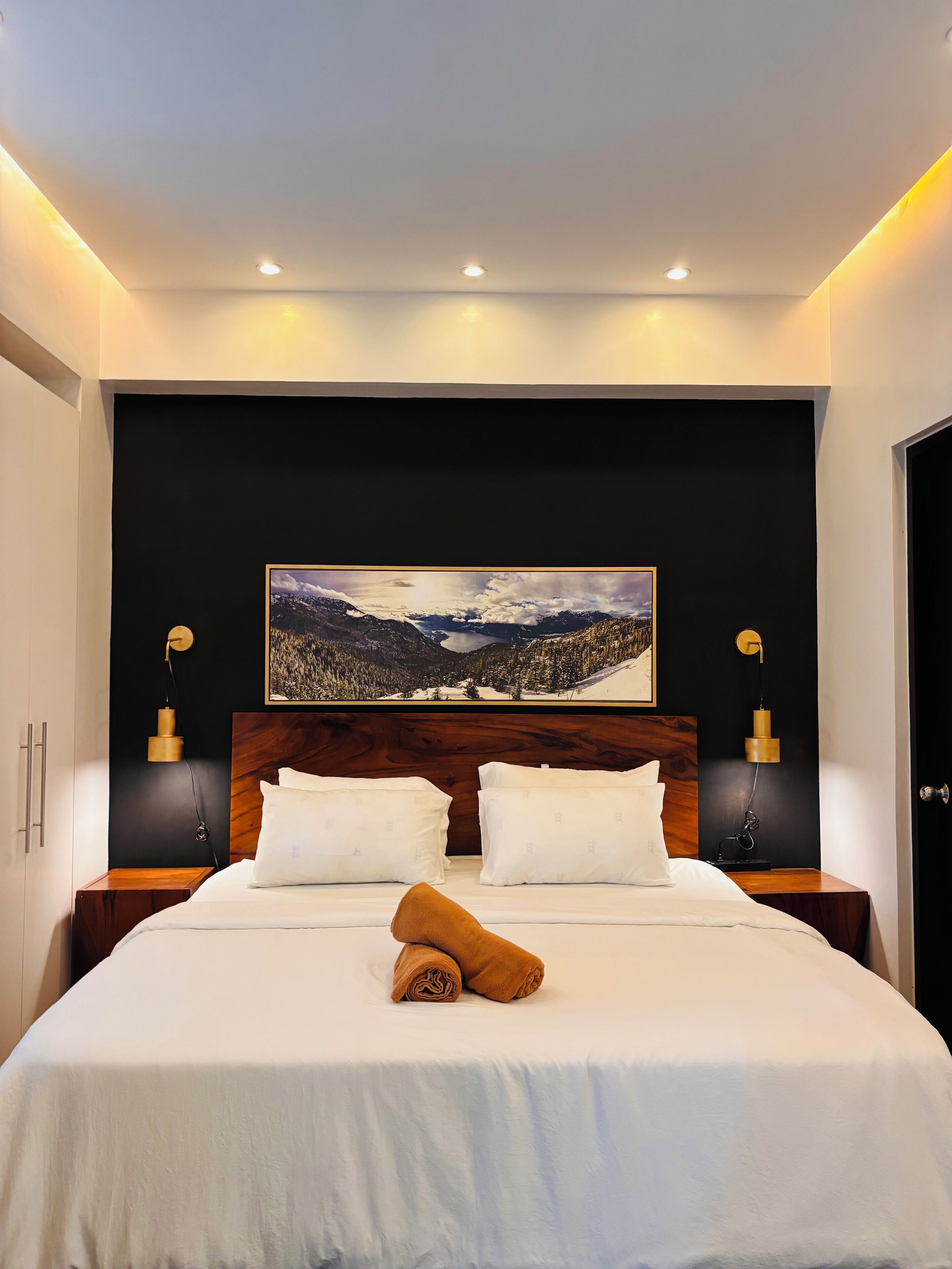 Estudio clásico, balcón, vista a la alberca | Decoración personalizada y muebles diferentes 