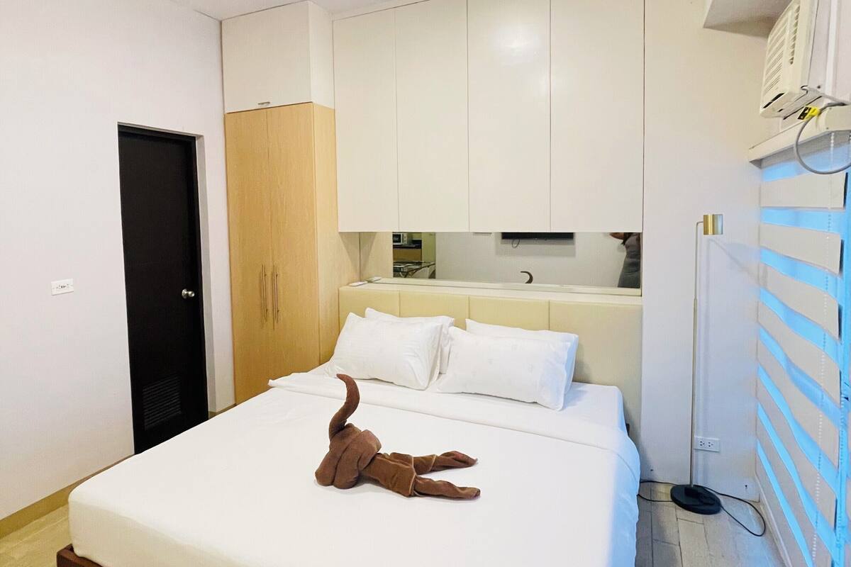 Comfort Studio, 1 Queen Bed, Pool Access, Courtyard Area | Living area