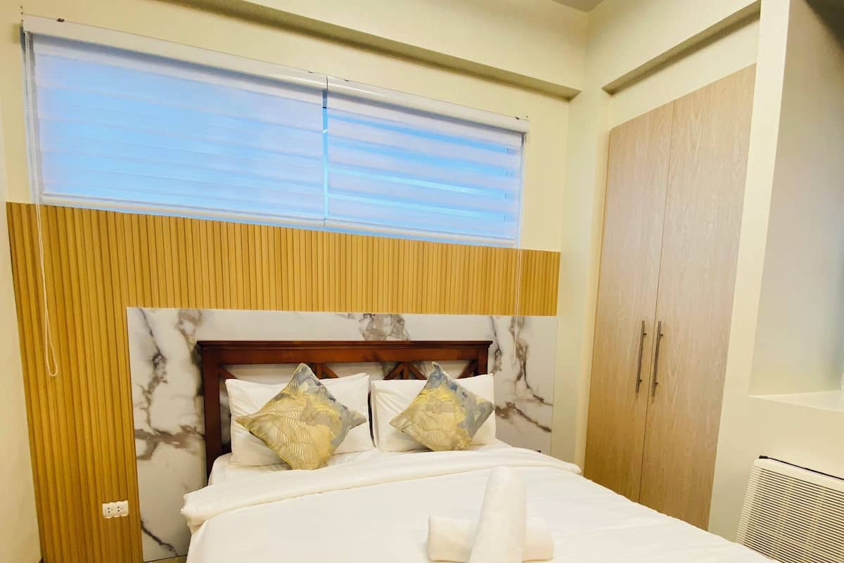Studio trung tâm thành phố, 1 giường cỡ queen, ban công, cạnh hồ bơi | Khu phòng khách