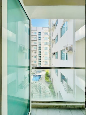 Signature studio, toegang tot zwembad, uitzicht op stad | Balkon