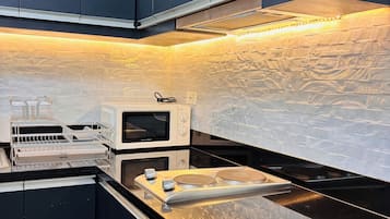 Klassieke studio, balkon, uitzicht op zwembad | Privékitchenette | Een minikoelkast, een microgolfoven, een kookplaat, een waterkoker