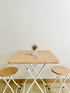 Standard Studio, Non Smoking, Kitchenette | In-room dining