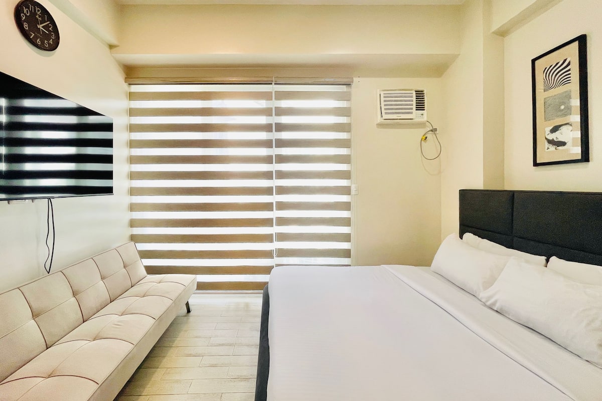 Standard Studio, Balcony, Pool View | Living area