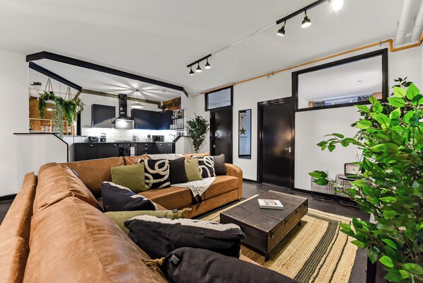 Een televisie en boeken