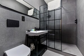 Shower, hair dryer, towels, soap - Trendy, Arty, 3BR in Heart of Hipster Hackney! (London)