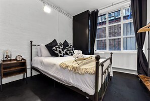 3 bedrooms, desk, iron/ironing board, free WiFi - Trendy, Arty, 3BR in Heart of Hipster Hackney! (London)