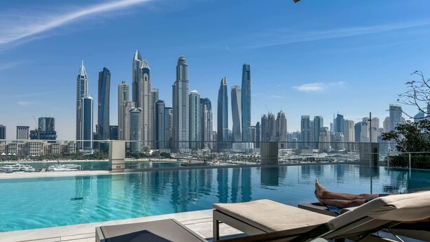 Pool - Dubai Marina Harbour View 2BR with Beach Access (Dubai)