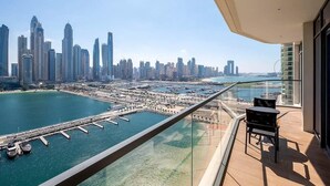 Property grounds - Dubai Marina Harbour View 2BR with Beach Access (Dubai)